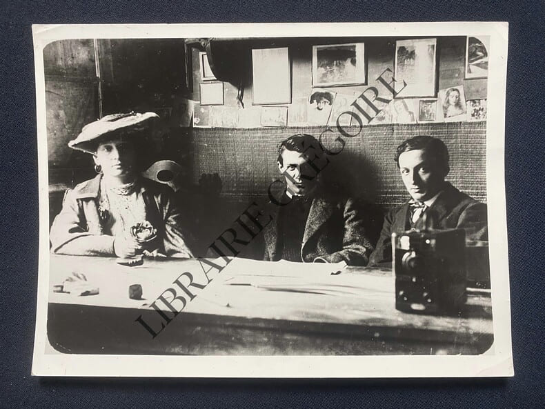 PHOTOGRAPHIE-FERNANDE OLIVIER, PABLO PICASSO ET RAMON REVENTOS-CAFE EL GUAYABA-BARCELONE-1906. 