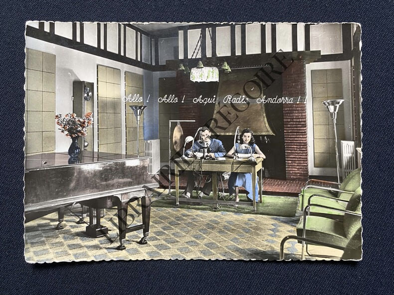 CARTE POSTALE-GRAND STUDIO DE RADIO ANDORRE A ANDORRE LA VIEILLE. 