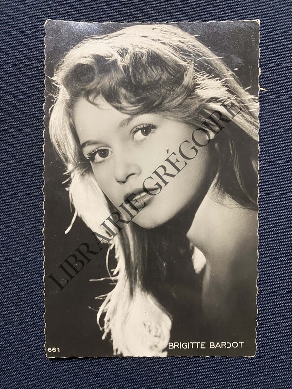 PHOTO CARTE POSTALE-BRIGITTE BARDOT-PHOTOGRAPHE SAM LEVIN. BRIGITTE BARDOT