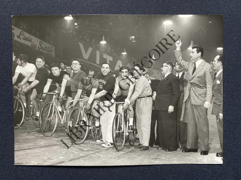 YVES MONTAND DONNE LE DEPART DES SIX JOURS CYCLISTES DE PARIS-FEVRIER 1958-PHOTOGRAPHIE. 