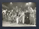 YVES MONTAND DONNE LE DEPART DES SIX JOURS CYCLISTES DE PARIS-FEVRIER 1958-PHOTOGRAPHIE. 