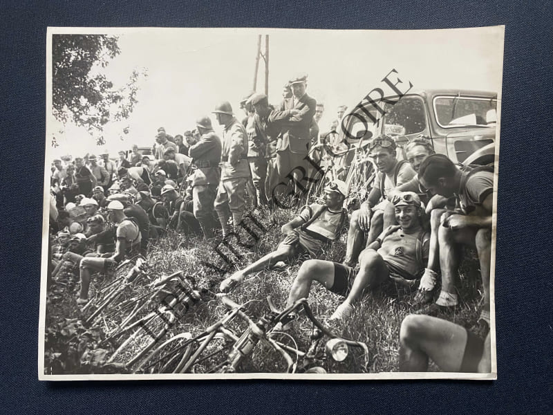 TOUR DE FRANCE 1938-COUREURS SUR UN TALUS-PHOTOGRAPHIE. 