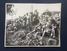 TOUR DE FRANCE 1938-COUREURS SUR UN TALUS-PHOTOGRAPHIE. 