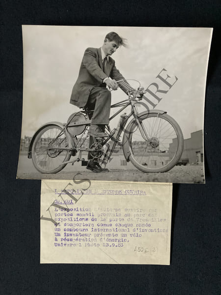2 PHOTOGRAPHIES-"LE VELO DU MOINDRE EFFORT"-INVENTION DE M.SCHAEFFER-1953. 