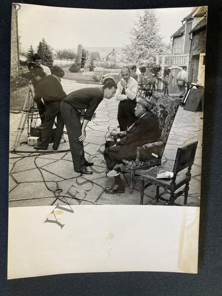 PHOTOGRAPHIE MICHEL SIMON SUR LE TOURNAGE DE "SIMENON" DE JEAN-FRANCOIS HAUDUROY-STUDIO JACQUES CHEVALLIER. 