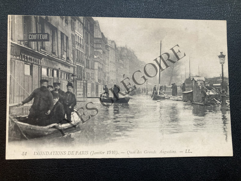 CARTE POSTALE N&deg;51 INONDATIONS DE PARIS (JANVIER 1910) QUAI DES GRANDS AUGUSTINS. 