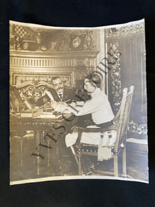 PHOTOGRAPHIE ALPHONSE XIII A SA TABLE DE TRAVAIL
