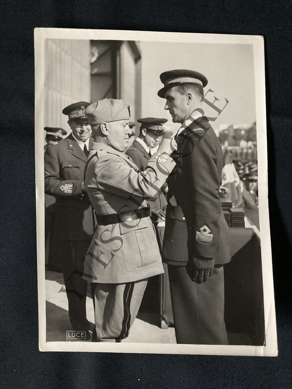 PHOTOGRAPHIE MUSSOLINI DECORANT UN OFFICIER APRES LA BATAILLE DE PANTELLERIA (JUIN 1943). 