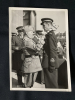 PHOTOGRAPHIE MUSSOLINI DECORANT UN OFFICIER APRES LA BATAILLE DE PANTELLERIA (JUIN 1943). 