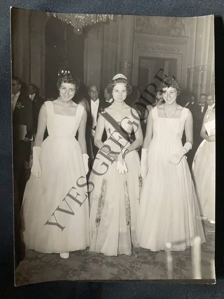 LA PRINCESSE SOPHIE ENTRE "LES DEUX JUMELLES DE L'ELYSEE"-PHOTOGRAPHIE. 