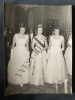 LA PRINCESSE SOPHIE ENTRE "LES DEUX JUMELLES DE L'ELYSEE"-PHOTOGRAPHIE. 