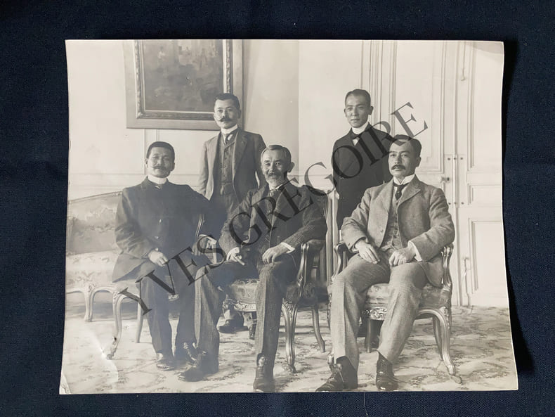 PHOTOGRAPHIE MARINE JAPONAISE 1927-GROUPE AUTOUR DE L'AMIRAL IJUIN. 