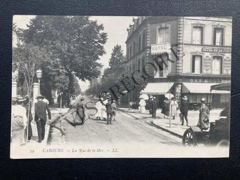 CABOURG-LA RUE DE LA MER-CARTE POSTALE. 