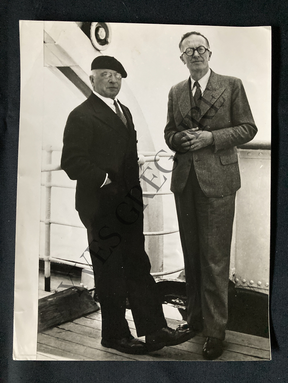 PHOTOGRAPHIE DOCTEUR CARREL ET JEAN GIRAUDOUX SUR LE PAQUEBOT ILE DE FRANCE EN 1939. 