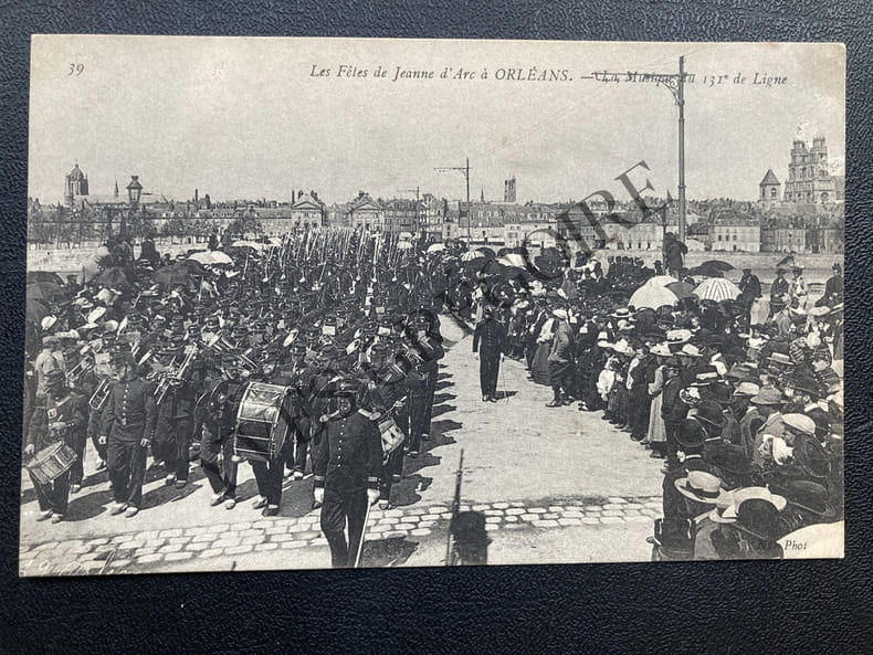 LES FETES DE JEANNE D'ARC A ORLEANS-LA MUSIQUE DU 131 e DE LIGNE-CARTE POSTALE. 
