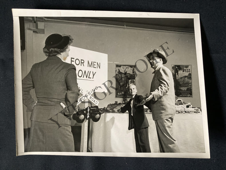FOR MEN ONLY-TOY TRAINS-7 PHOTOS-JUSTIFICATIF. 