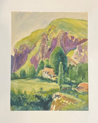 Maison au pied d’une montagne.