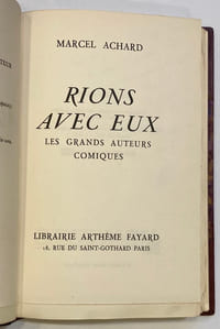  Rions avec eux. 
