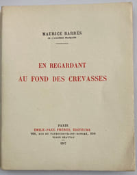 En regardant au fond des crevasses.