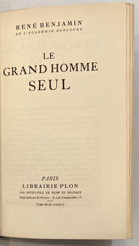 Le grand homme seul.