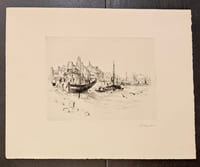 Bateau à quai avec village en fond.