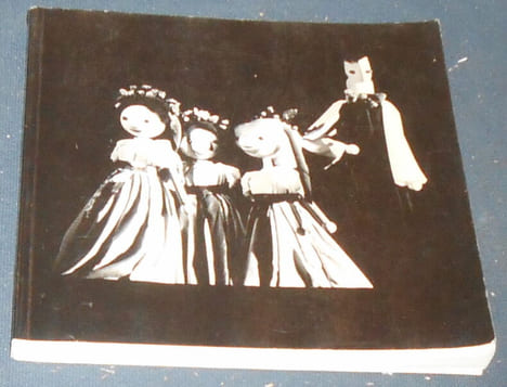 Das Schweizerische Puppentheater - Le théâtre de marionnettes en Suisse - Il teatro dei puppi in Svizzera - Puppet theatre in Switzerland. Gustav ...
