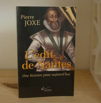 L'édit de Nantes. Une histoire pour aujourd'hui, Paris, Hachette Littératures, 1998.. JOXE, Pierre