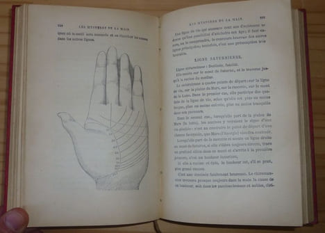 Les mystères de la main révélés et expliqués art de connaître la vie, le caractére, les aptitudes et la destinée de chacun d'après la seule inspection ...