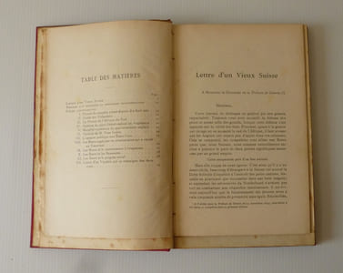 Recueil factice contenant une réunion rare d'articles intéressant la Guerre de Boers. Le droit des anglais dans la guerre du Transvaal par un vieux suisse. Genève. C-E. Alioth 1900. La grande Bretagne et les Républiques Hollandaises. Articles traduits du Times des 5, 9, 13 et 22 février. Paris. Aux bureaux du Siècle. 1900. Yves Guyot : La politique Boer - Faits et Documents en réponse au Docteur Kuyper. Aux bureaux du Siècle. 1900. Joint : La déclaration du droit de l'homme et du citoyen 1789. Paris. Hachette. 1900.