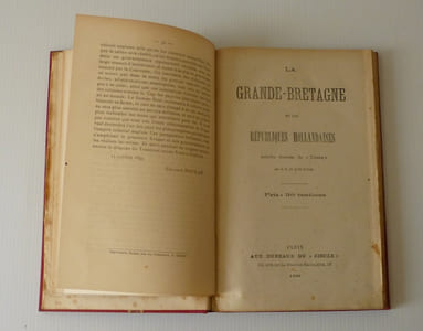 Recueil factice contenant une réunion rare d'articles intéressant la Guerre de Boers. Le droit des anglais dans la guerre du Transvaal par un vieux suisse. Genève. C-E. Alioth 1900. La grande Bretagne et les Républiques Hollandaises. Articles traduits du Times des 5, 9, 13 et 22 février. Paris. Aux bureaux du Siècle. 1900. Yves Guyot : La politique Boer - Faits et Documents en réponse au Docteur Kuyper. Aux bureaux du Siècle. 1900. Joint : La déclaration du droit de l'homme et du citoyen 1789. Paris. Hachette. 1900.
