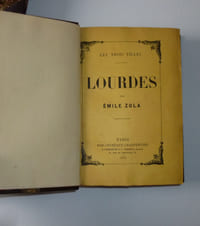 Les trois villes. Lourdes. Paris. Charpentier et Fasquelle. 1894. Rome. Paris. Charpentier et Fasquelle. 1896. Paris. Paris. Charpentier et Fasquelle. 1898.