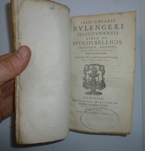 Julii Caesaris Bulengeri Iuliodunensis. Liber de spoliis bellicis, trophaeis, arcubus triumphalibus et pompa triumphi, cui accessit liber Onuphrii Panvini veronensis de triumpho. Paris. Claudius Morellum. 1601.