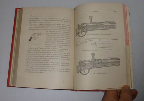 La France militaire illustrée. Diverses organisations de l'armée - Armures et costumes - Armes - Drapeaux - Décorations et ordres militaires. 360 ...