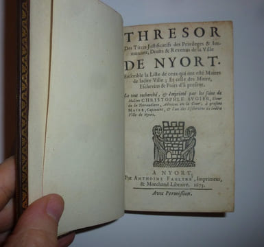 "Thresor des titres justificatifs des privileges & immunitez, droits et revenus de la ville de Nyort. Ensemble la liste de ceux qui ont esté Maires de ...