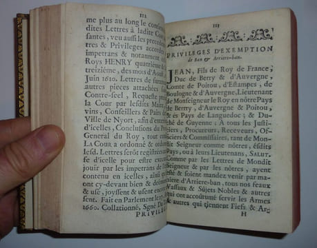 "Thresor des titres justificatifs des privileges & immunitez, droits et revenus de la ville de Nyort. Ensemble la liste de ceux qui ont esté Maires de ...