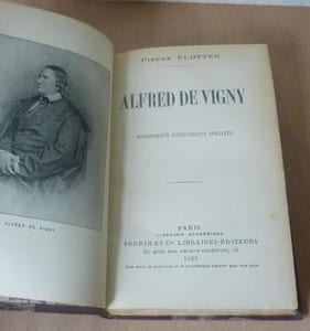 Alfred de Vigny, nombreux documents inédits, ouvrage orné d'un portrait, librairie académique Perrin, 1925.