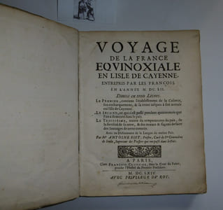 Voyage de la France équinoxiale en l’isle de Cayenne entrepris par les françois en l’année M. DC. LII. divisé en trois livres : le Premier, contient l’établissement de la Colonie, son embarquement, & sa route iusques à son arrivées en l’Isle de Cayenne. Le Second, ce qui s’est passé pendant quinze mois que l’on a demeuré dans le païs. Le Troisieme, traitte du temperament du païs, de la fertilité de la terre, & des moeurs & façons de faire des sauvages de cette contrée, avec un dictionnaire de la langue du mesme païs - Paris. François Clouzier, 1664.
