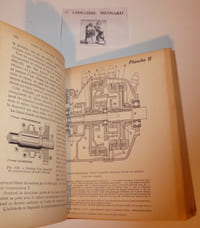 Guide du chauffeur d'automobiles. Description des organes composant une voiture automobile, étude de leur fonctionnement. Moteurs à Gazogène et moteurs diesel. Les pannes et les remèdes. Réparations. Quatrième édition revue et augmentée. Paris. Garnier Frères (1933). 