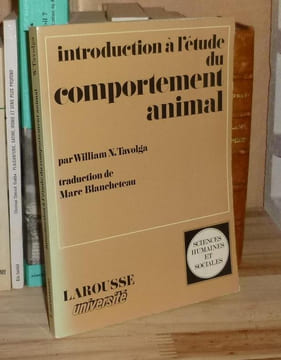 Introduction à l’étude du comportement animal, traduction de Marc Blancheteau, Larousse Université, Paris, Larousse, 1973.. TAVOLGA (William N.)