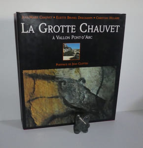 La grotte Chauvet à Vallon-Pont d'Arc, postafce de Jean Clottes. Paris. France Loisirs. 1997.