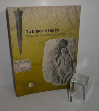 Du biface à l'épée, 700 000 ans de Préhistoire en Aquitaine / [collections du Musée d'Aquitaine]. Musée d'Aquitaine. Ville de Bordeaux. 1991.. ...