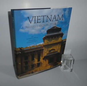 "Vietnam à travers l'architecture coloniale, texte, Arnauld Le Brusq ; photographies Léonard de Selva. [Paris] : Éditions de l'Amateur ; [Chauray] : Patrimoines et médias, 1999."