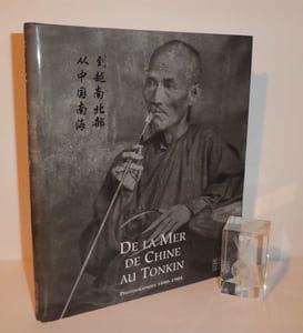 "De La Mer de Chine au Tonkin. Photographies 1886-1904.  Catalogue de l'exposition présentée à Toulouse au musée Paul-Dupuy du 1er juillet au 30 septembre 1996] / [réd. par le musée national des Arts asiatiques-Guimet, le musée Paul-Dupuy et le musée Georges-Labit] ; [trad. chinoise par Xing Xiaozhou]Somogy éditions d'art. Musée Georges Labit Toulouse. 1996."