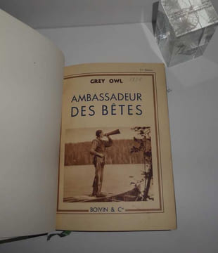 Ambassadeur des bêtes. Traduction de Simone Ratel. Paris. Boivin et Cie. 1941.. OWL, Grey