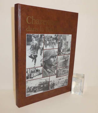 Charentais dans la tourmente 1939-1945. Impr. Sifac Soyaux. Chez l'auteur 1991.. TROUSSARD, Raymond