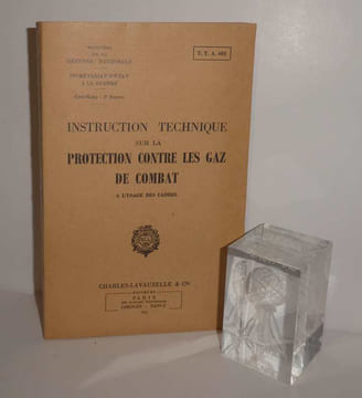 Instruction technique sur la protection contre les Gaz de Combat à l'usage des Cadres. T.T.A. 601. Charles Lavauzelle & cie. Limoges - Nancy. 1955.. ...