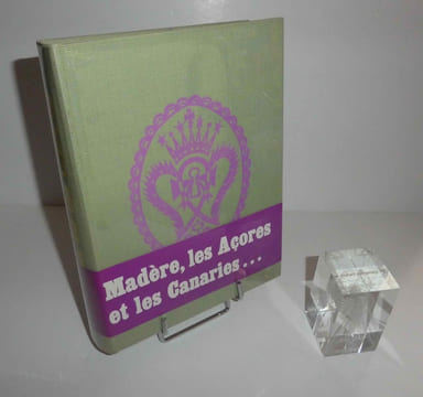 Le périple des îles atlantides, Madère, Açores, Canaries. Arthaud. 1966.. T'SERSTEVENS, A.
