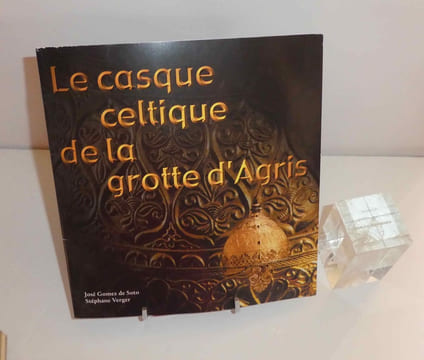 Le casque celtique de la grotte d'agris (IVe siècle av J.-C.). GERMA. Angoulême. 1999.. GOMEZ DE SOTO, José - VERGER, Jacques