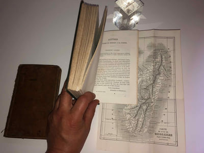 Voyage à Madagascar, traduit de l'Allemand par W. De Suckau et précédé d'une notice historique sur Madagascar par Francis Riaux, Paris, Hachette, 1862.