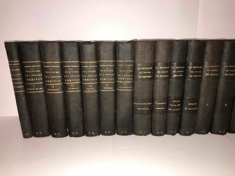 RÉUNION PEU COURANTE DE 15 VOLUMES AUTOUR DU PROCÈS DREYFUS EN RELIURE UNIFORME PLEINE TOILE NOIRE, TITRES DORÉS.. COLLECTIF AFFAIRE DREYFUS
